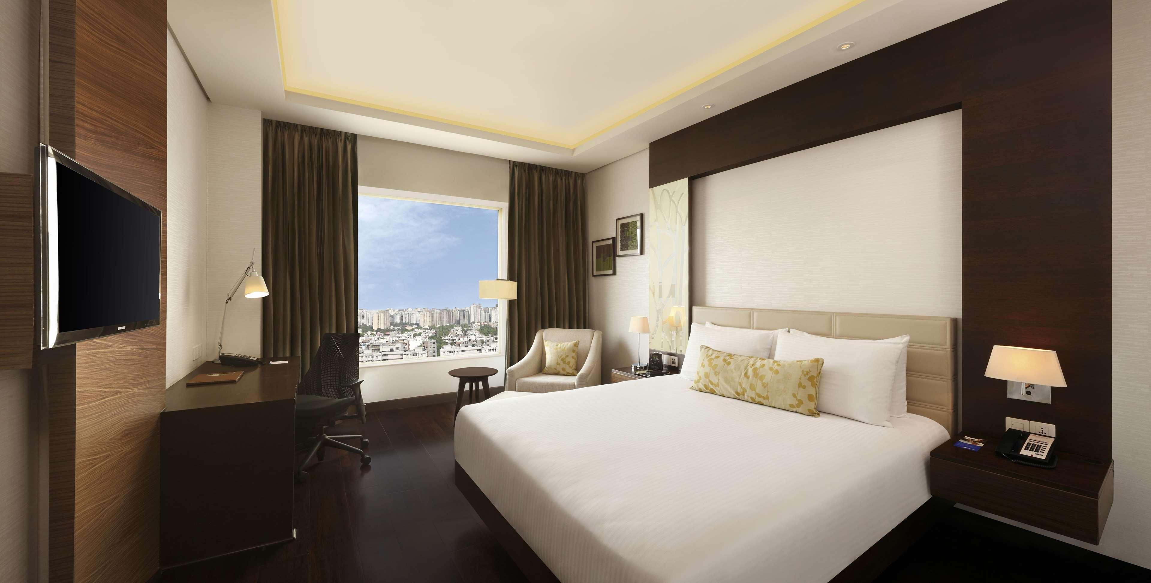 Hotel Doubletree By Hilton Gurugram Baani Square Gurgaon Exterior foto