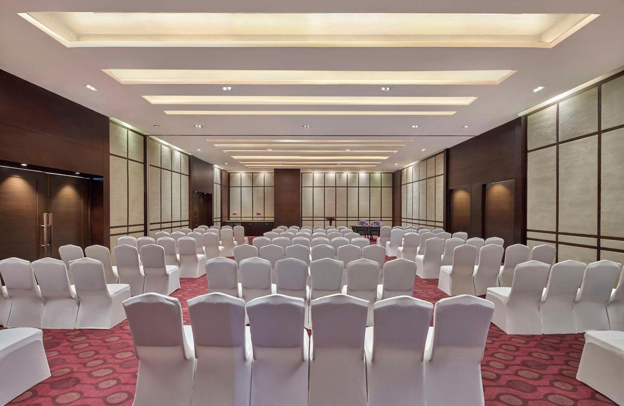Hotel Doubletree By Hilton Gurugram Baani Square Gurgaon Exterior foto