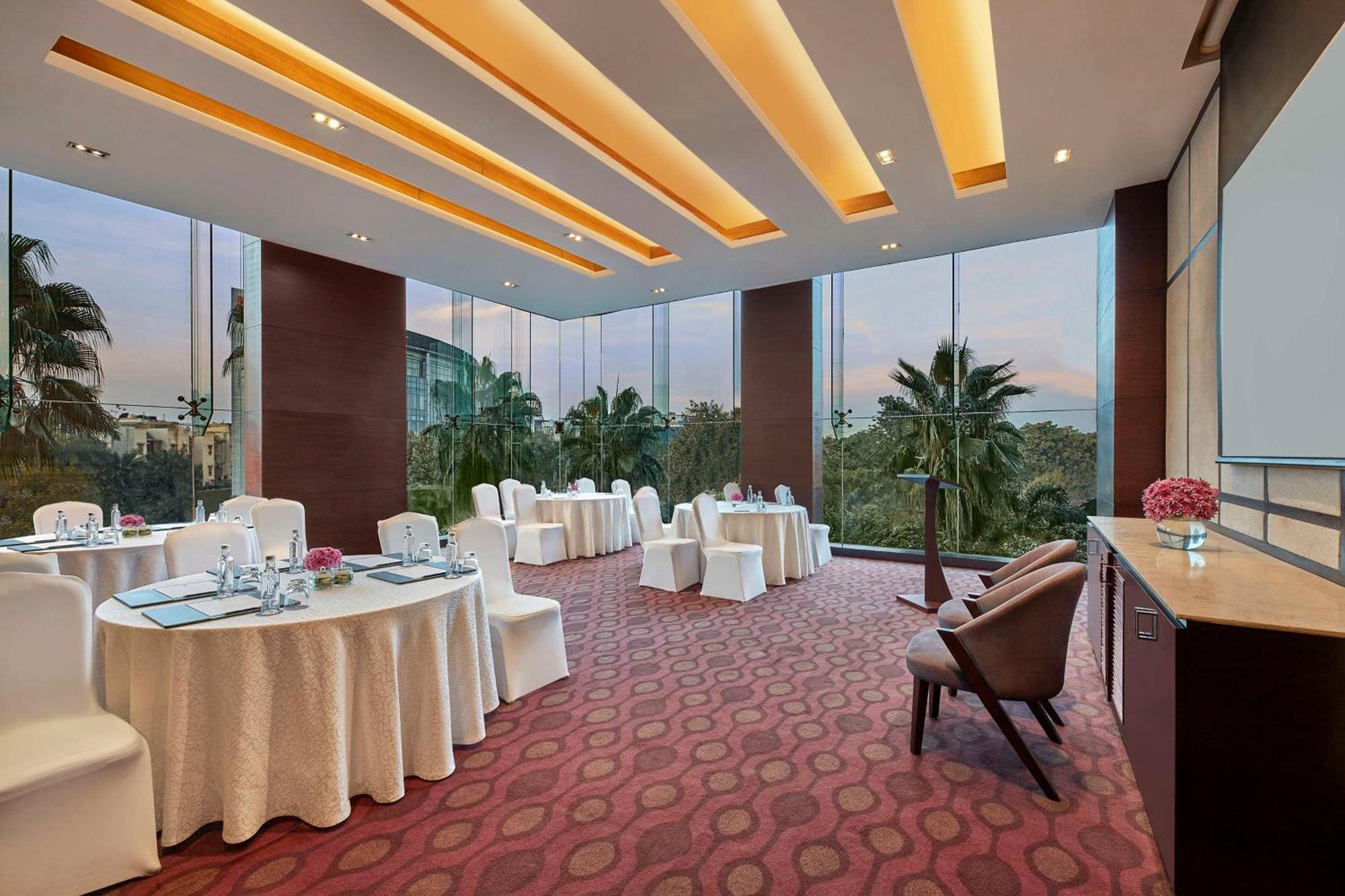 Hotel Doubletree By Hilton Gurugram Baani Square Gurgaon Exterior foto