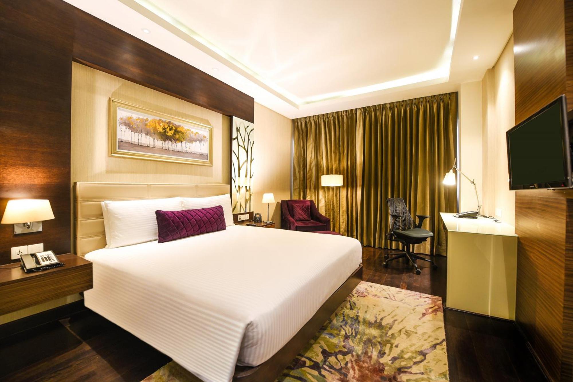 Hotel Doubletree By Hilton Gurugram Baani Square Gurgaon Exterior foto
