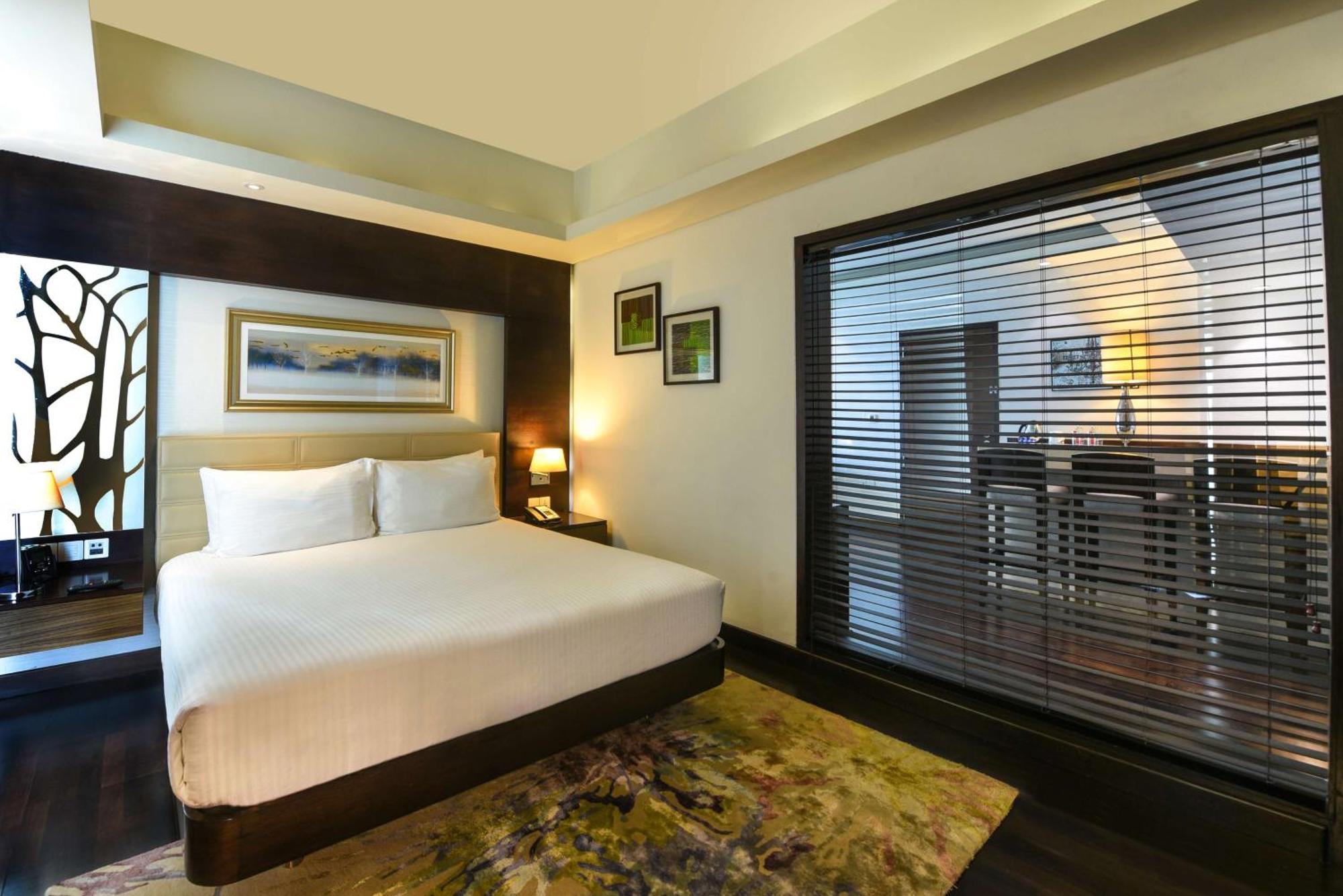 Hotel Doubletree By Hilton Gurugram Baani Square Gurgaon Exterior foto