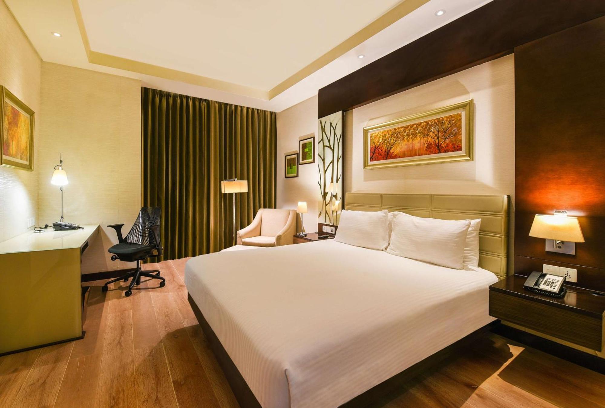 Hotel Doubletree By Hilton Gurugram Baani Square Gurgaon Exterior foto