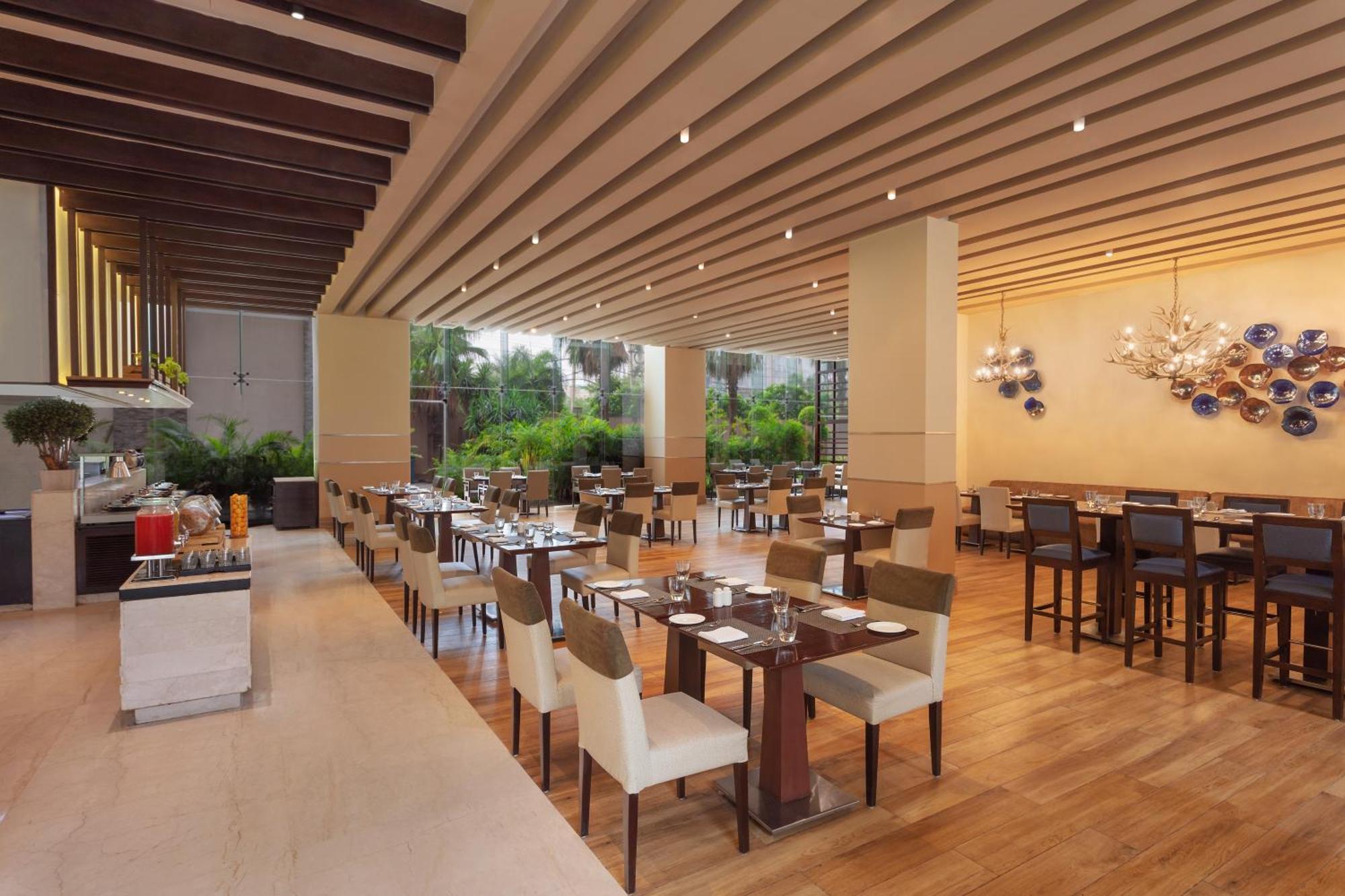 Hotel Doubletree By Hilton Gurugram Baani Square Gurgaon Exterior foto